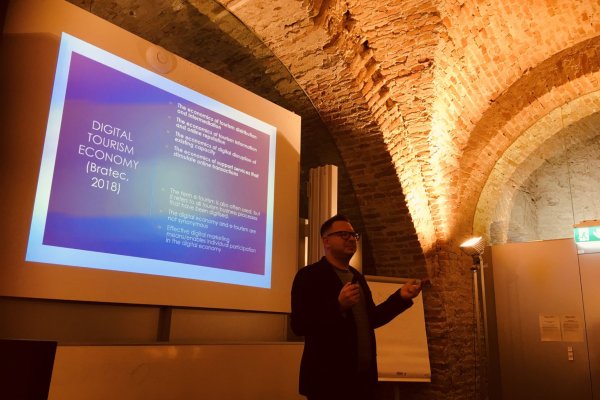 Povezovanje akademikov regije Alpe-Jadran prek slovensko-italijansko-avstrijskega sodelovanja