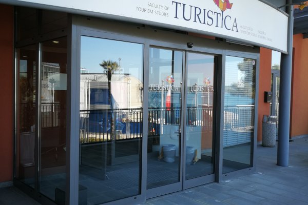 Vhod v fakulteto med poletnimi počitnicami